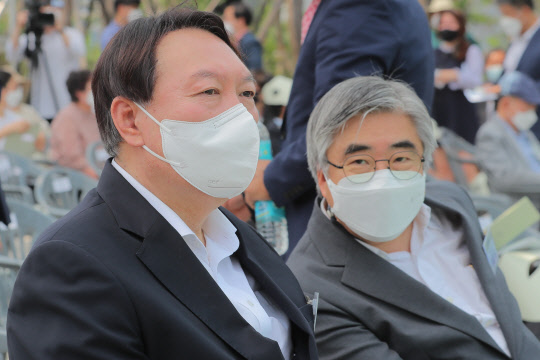 윤석열(왼쪽) 전 검찰총장이 9일 오후 서울 남산 예장공원에서 열린 우당 이회영 독립운동가 기념관 개관식에서 친구인 이철우 연세대 교수와 대화하고 있다. 연합뉴스